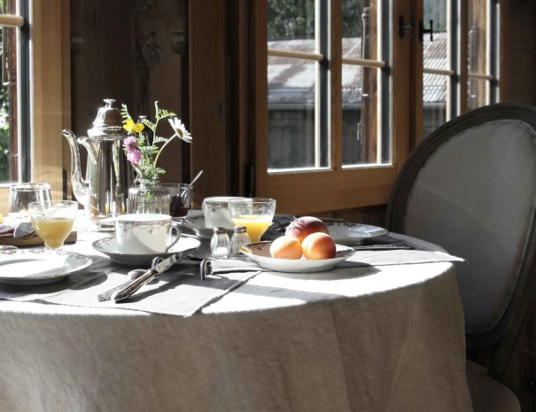 Table du Petit-déjeuner du Chalet D'hôtes Alpen Charme Gstaad, Alpes Suisses